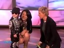 视频: 【街舞蚊子社区】超可爱！中国4岁街舞天才王一鸣做客美国著名Ellen脱口秀表演天王MJ之舞逗乐全场！