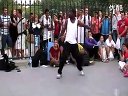 视频: 实拍国外街舞牛人搞笑机器舞表演 舞蹈教学