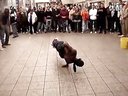 街舞牛人表演 街舞教学视频适合自学_嘻哈中文网