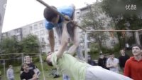 俄罗斯牛人极限单杠表演 竟在杠上跳双人街舞
