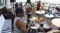 海边两个人玩雷鬼贝司和鼓的感觉都很棒 Reggae_HD