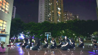 动作整齐的中国女高中生街舞表演，现场的气氛好热烈