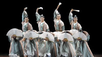 北京舞蹈学院《纸扇书生》，舞者身穿古典长衫，网友：风流倜傥