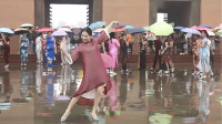 天天跳街舞 第526集 大妈出门忘带伞，街头大跳广场舞，路人打伞拍手称好-