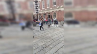 在美国街头乞讨的人和一群高中生, 音乐一响街舞跳起, 太融洽了！