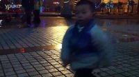 两岁小孩子跳街舞
