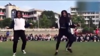 女高中生在学校操场跳hiphop街舞! 引来百人围观!