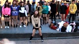 最美街舞女孩在大街上跳街舞！
