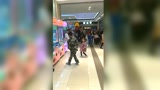 小孩商场跳80年代霹雳舞，引来众人围观