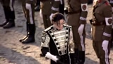 迈克尔杰克逊，当年请军队一起跳舞，现在看也是神话团队了！