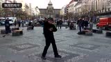 韩国的街舞大神南贤俊，在捷克街头的一段舞蹈，身体控制超牛的