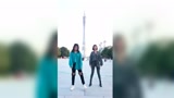 最近这个视频火了，美女姐妹花街头跳嘻哈舞，帅气