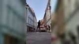 中国小伙在国外跳街舞啦，引起路上关注