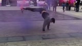 户外遇见了跳街舞的小伙，这技术堪称一流，被称为舞王都不过分！