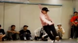韩国popping舞蹈大神，Hozin展现惊人的街舞表演