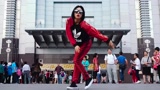 Lia Kim在台北101大楼前表演酷炫poppin