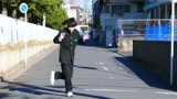 日本初中生上学路上模仿迈克尔杰克逊，舞步惊艳众人！