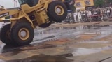 展示无人驾驶挖掘机跳嘻哈舞 科技前沿 机器人