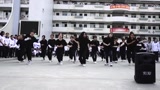 学校的街舞社表演，在全校面前跳《一见倾心》，真的是太美了