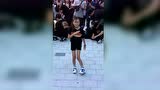 韩国街头惊现一小女孩霸气街舞秀，长大了一定了不得！