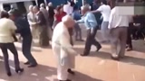 80岁老大爷这舞跳的真嗨，拐杖一甩纵横四海！