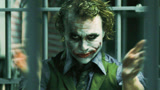 《蝙蝠侠黑暗骑士》为什么其中的反派小丑，演完电影后就去世了？
