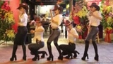 越南靓女牛仔舞，拿起鞭子甩起来的动作太酷了！