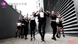 外国街舞女孩上演超强“身体控制”，网友：好像机器人