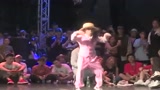 7岁小萝莉街舞大赛上斗舞，引得全场尖叫！