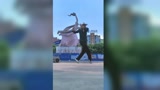 五十岁大伯创新霹雳舞跳法