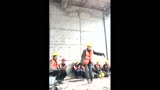 农民工给工友表演霹雳舞，网友直呼：高手在民间！