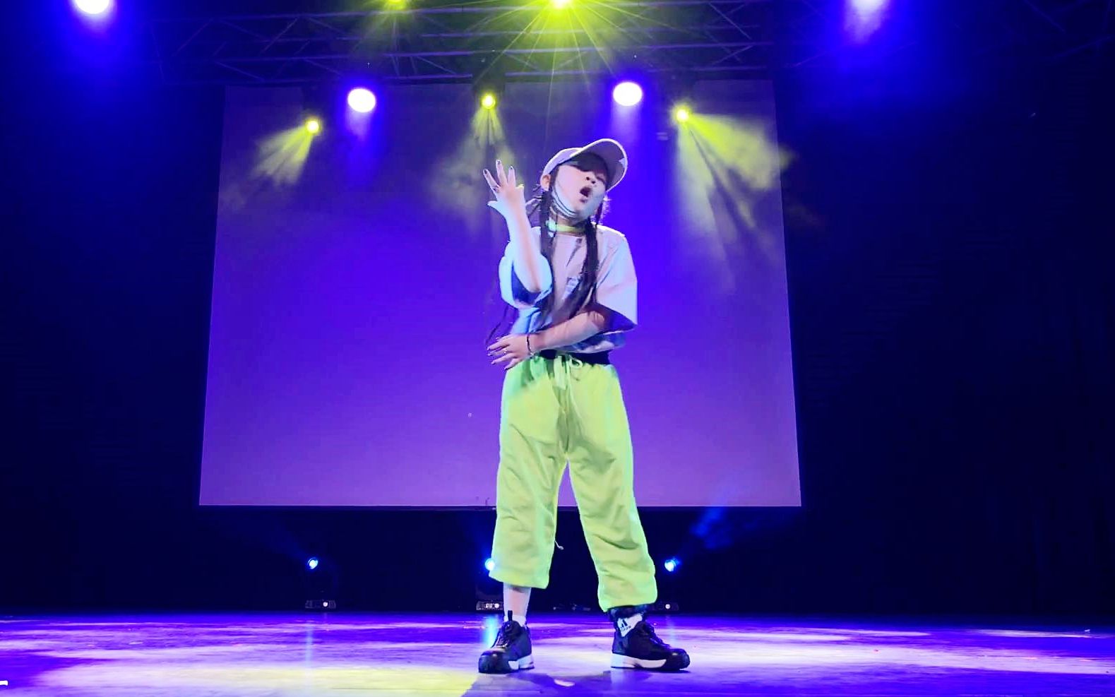 【10岁中国小女孩Amy】全程被帅到！大型齐舞比赛Arena新加坡站Solo现场表演！