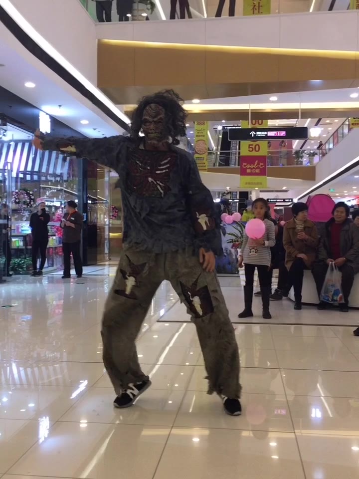 “魔鬼”在人间 的商场里跳舞？？？