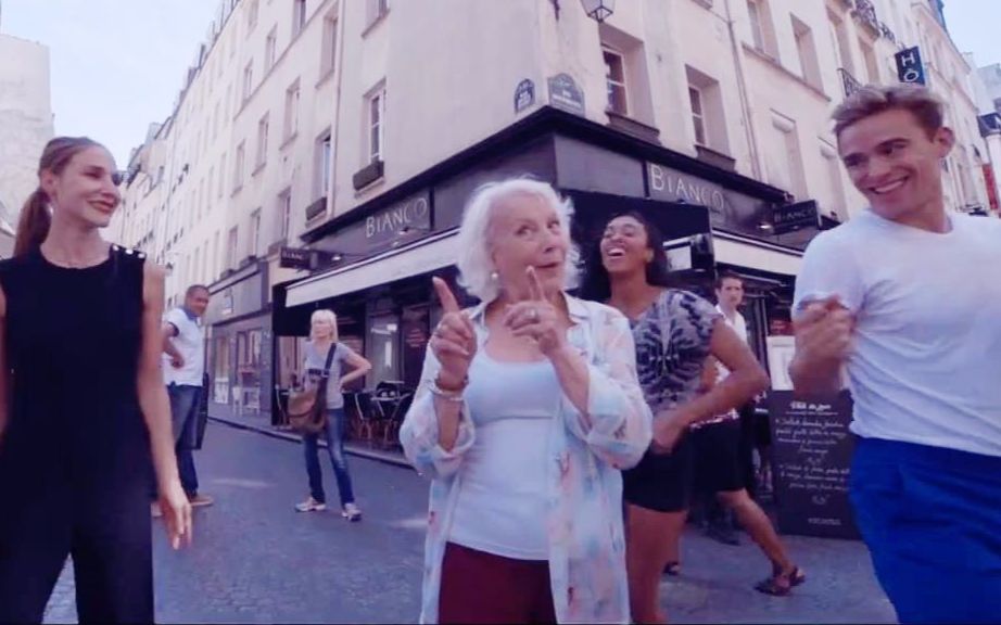 【一言不合就跳舞】白发老奶奶巴黎街头与众舞者互动 激励人心的舞蹈短片
