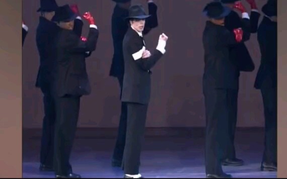 【迈克尔•杰克逊《dangerous》】每看一次都是一次全新的震撼！这是神才能跳的舞！！经典永垂不朽！