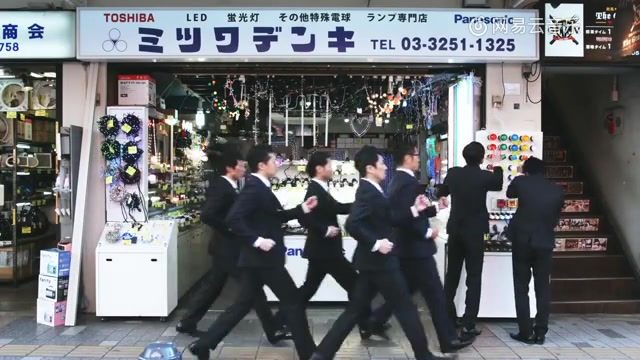 红遍全球的日本上班族机械舞， 动作整齐到有点夸张！