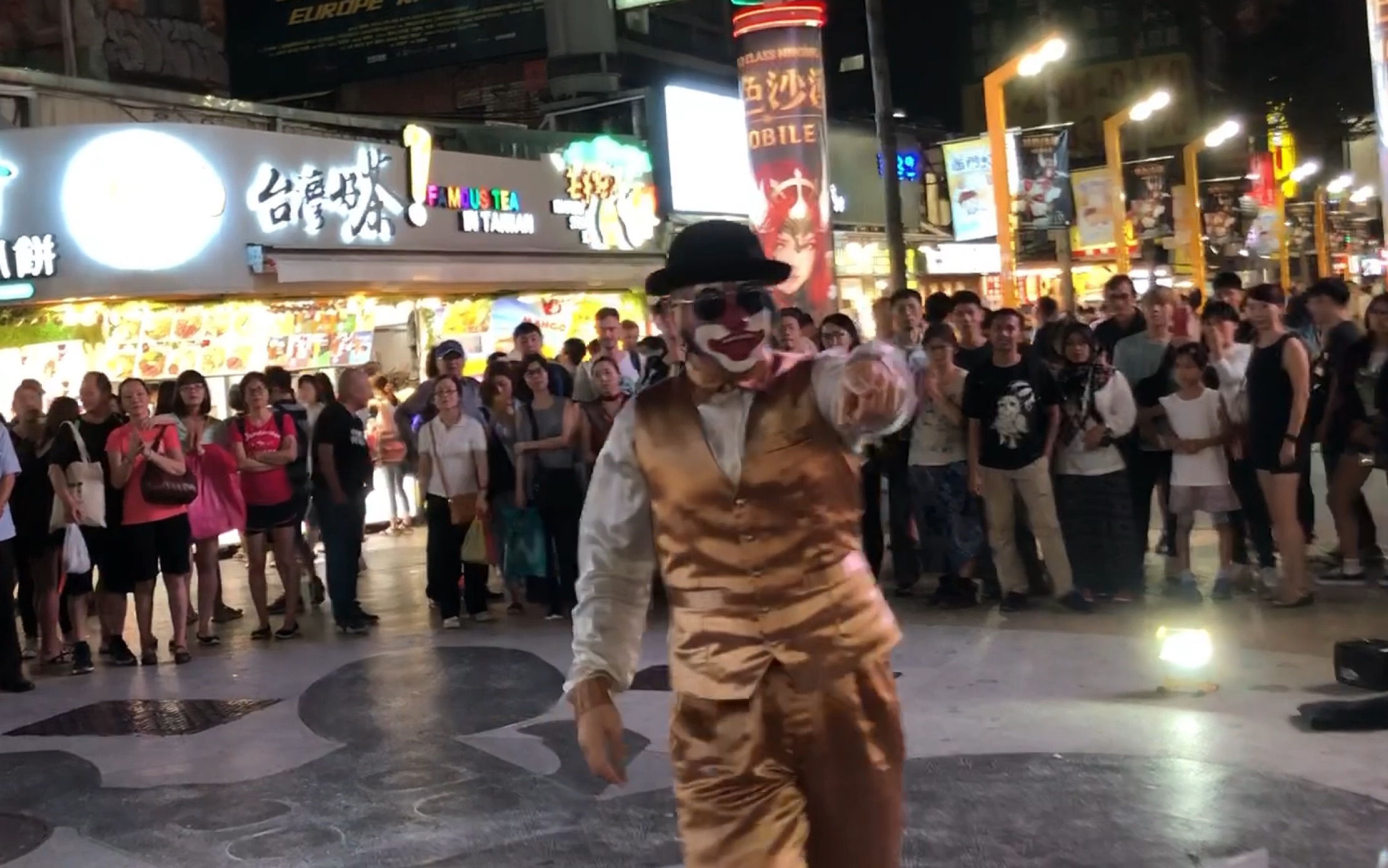 台北西门町夜市上的小丑机械舞表演 恐怖带着一点搞笑