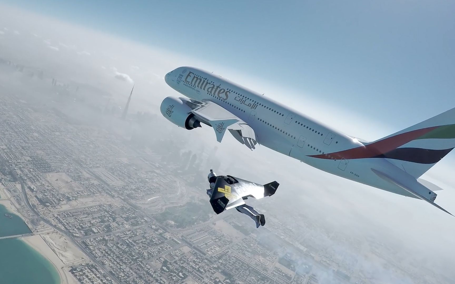 翼装飞行员在迪拜与空客A380高空共舞，画面超震撼！