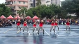 校园街舞表演，领舞女生是校花，女同学冒雨围观