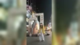 沙雕就是这么来的 在北京路步行街里深夜跳舞solo的动作...