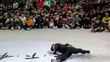 天下布舞，来自中国顶级街舞选手，一个动作炸翻日本选手，网友：小哥真优秀