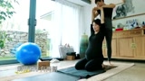蒋勤勤怀孕八个月了 还坚持做瑜伽