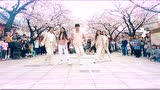 韩国帅哥美女街头表演舞蹈，动作非常好看，配乐也非常好听