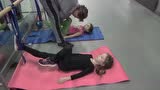 实拍少儿芭蕾训练室之背部训练！可把小萝莉们累得不轻！