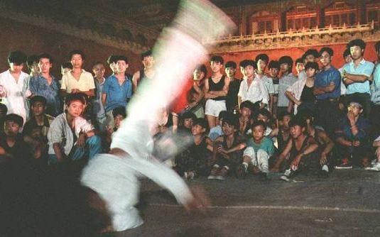 中国1987年引进，风靡全世界的霹雳舞Breakin' 1984（尚格云顿打酱油）