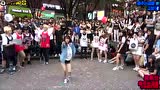 13岁小萝莉街头表演，围观人群都沸腾了！