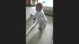 小宝宝自创甩腿舞，这小腿蹬的可真快啊，实在太逗了！
