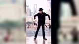 广场惊现现实版迈克杰克逊，将迈克杰克逊的舞技演绎的美轮美奂！