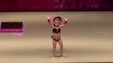 一个两岁的小女孩，穿成这样跳“甩臀舞”真的好吗！