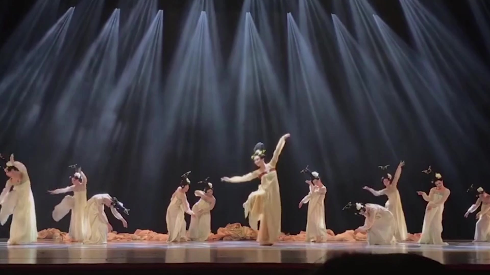 中国风古典舞《丽人行》火爆网络，舞姿惊艳确实震撼，完美契合！